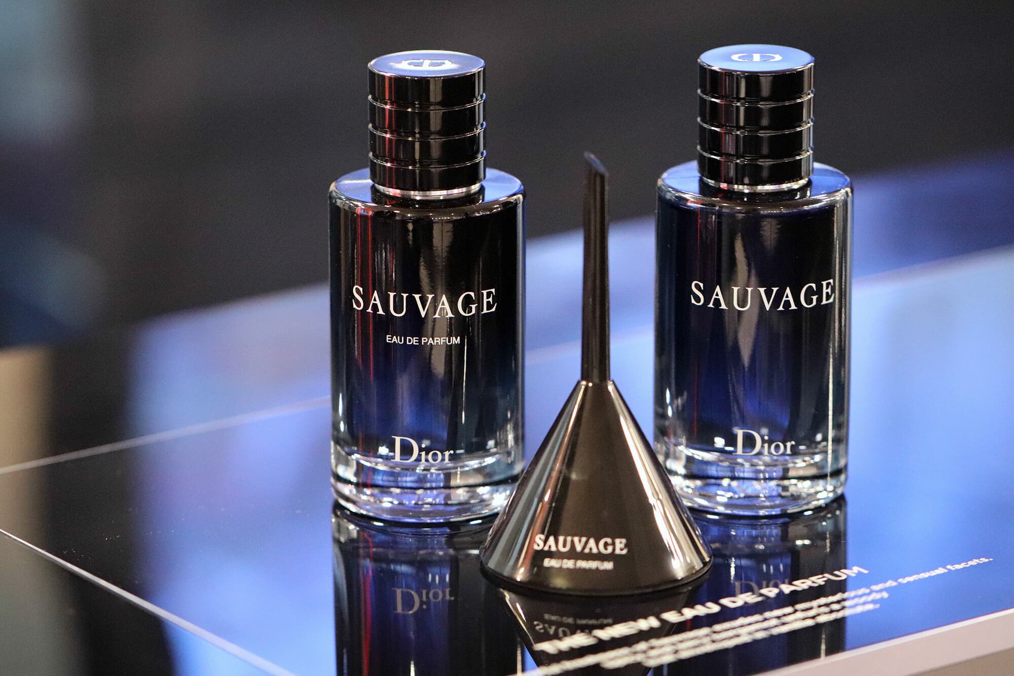 Dior, Dior Sauvage, Dior Sauvage Eau De Toilette, Dior Sauvage Eau De Toilette รีวิว, Dior Sauvage Eau De Toilette ราคา, Dior Sauvage Eau De Toilette 1 ml., Dior Sauvage Eau De Toilette 1 ml. น้ำหอมสำหรับคุณผู้ชาย มาพร้อมกลิ่นหอมสดชื่นและสะอาดจากเกรปฟรุตและลาเวนเดอร์ เผยเสน่ห์เป็นเอกลักษณ์ที่ยากจะลืมเลือน